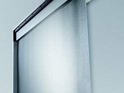 Elektrisch gestuurde ventilatie �n zonwering in ��n systeem 