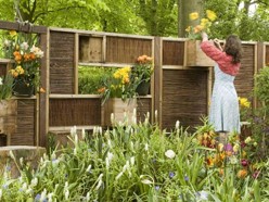 Buurjongens geven nieuwe invulling aan tuinafscheiding
