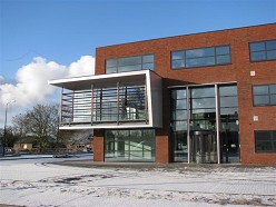 Moderne bedrijfshal met kantoorruimte