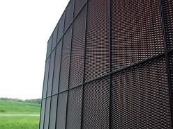 Brandweerkazerne met strekmetaal gevel