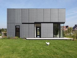 Woonhuis met strekmetaalgevel