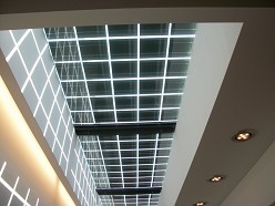 PV-cellen in lichtstraat van beloopbaar glas